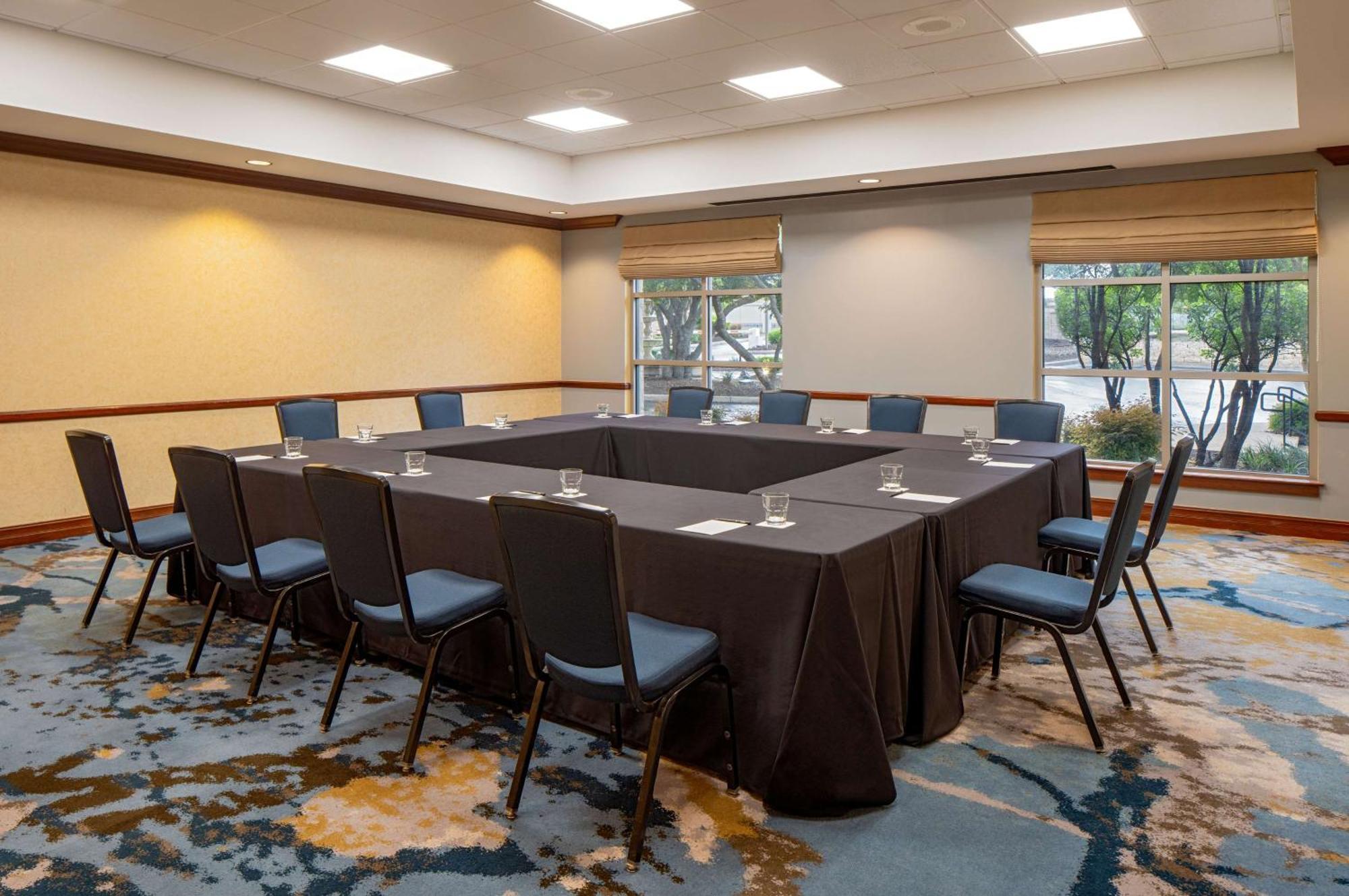 Отель Hilton San Antonio Hill Country Экстерьер фото